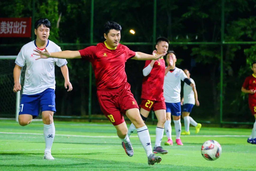 包含国内足球盛事赛场热血澎湃飞扬的词条