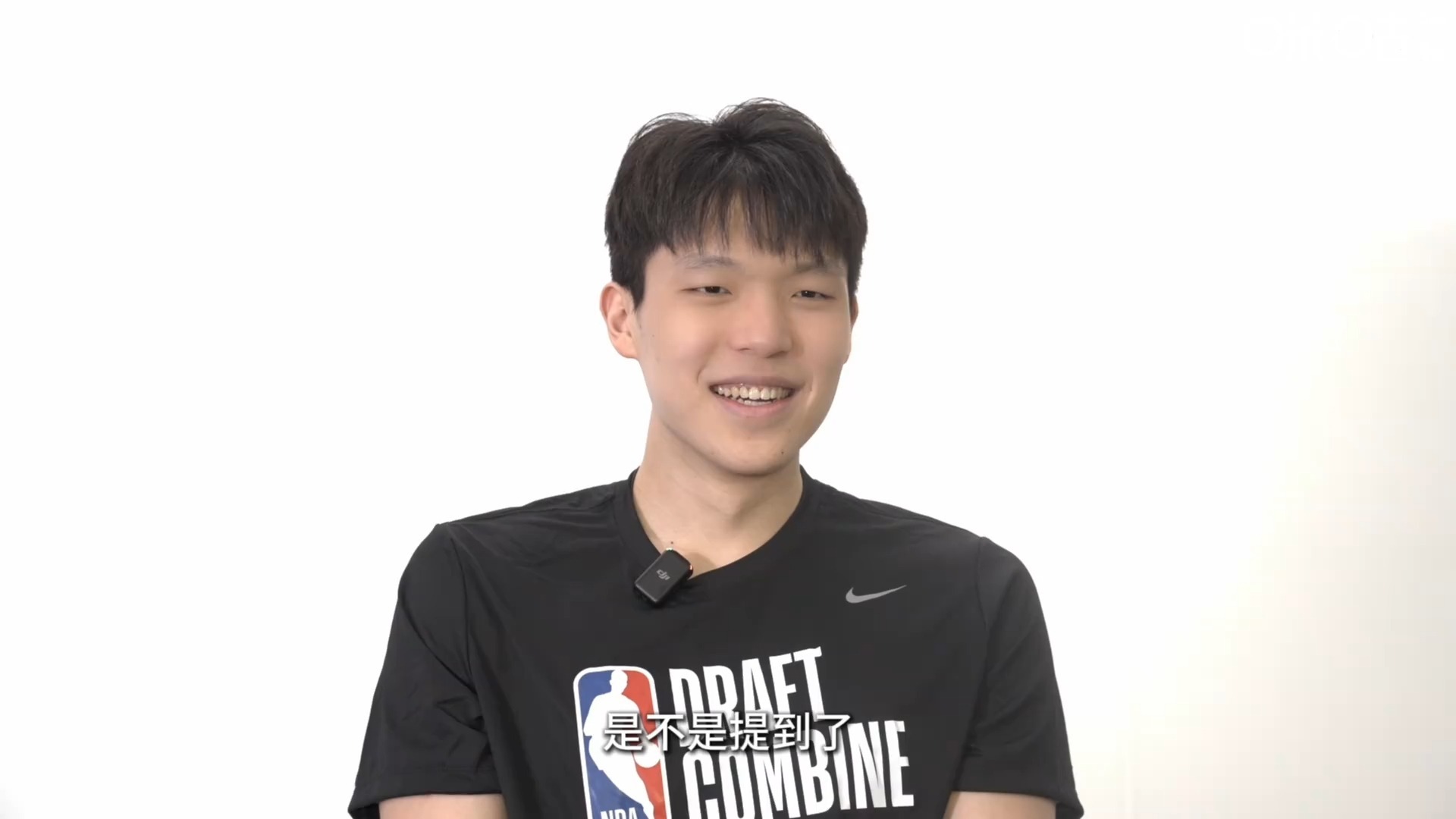 稳住心态！杨瀚森持球单打被吹进攻犯规，表情略显无措