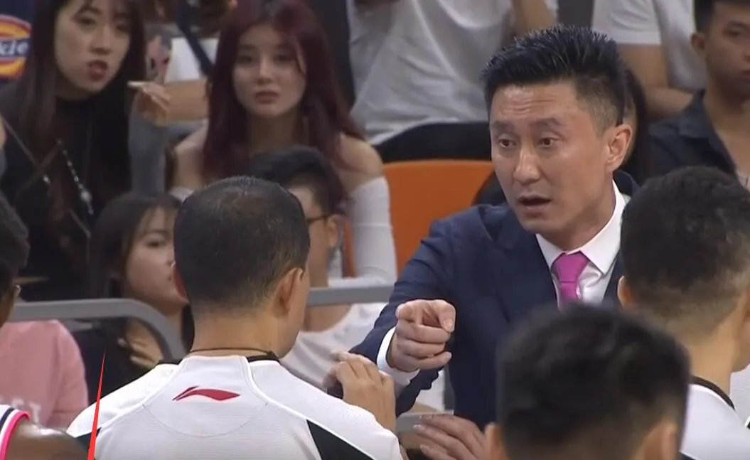 广东男篮某些球迷开始切割，杜锋是新疆人，曲绍斌是辽宁人！的简单介绍