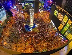 包含重庆解放碑广场举办“此刻捧杯冠军之夜”活动的词条