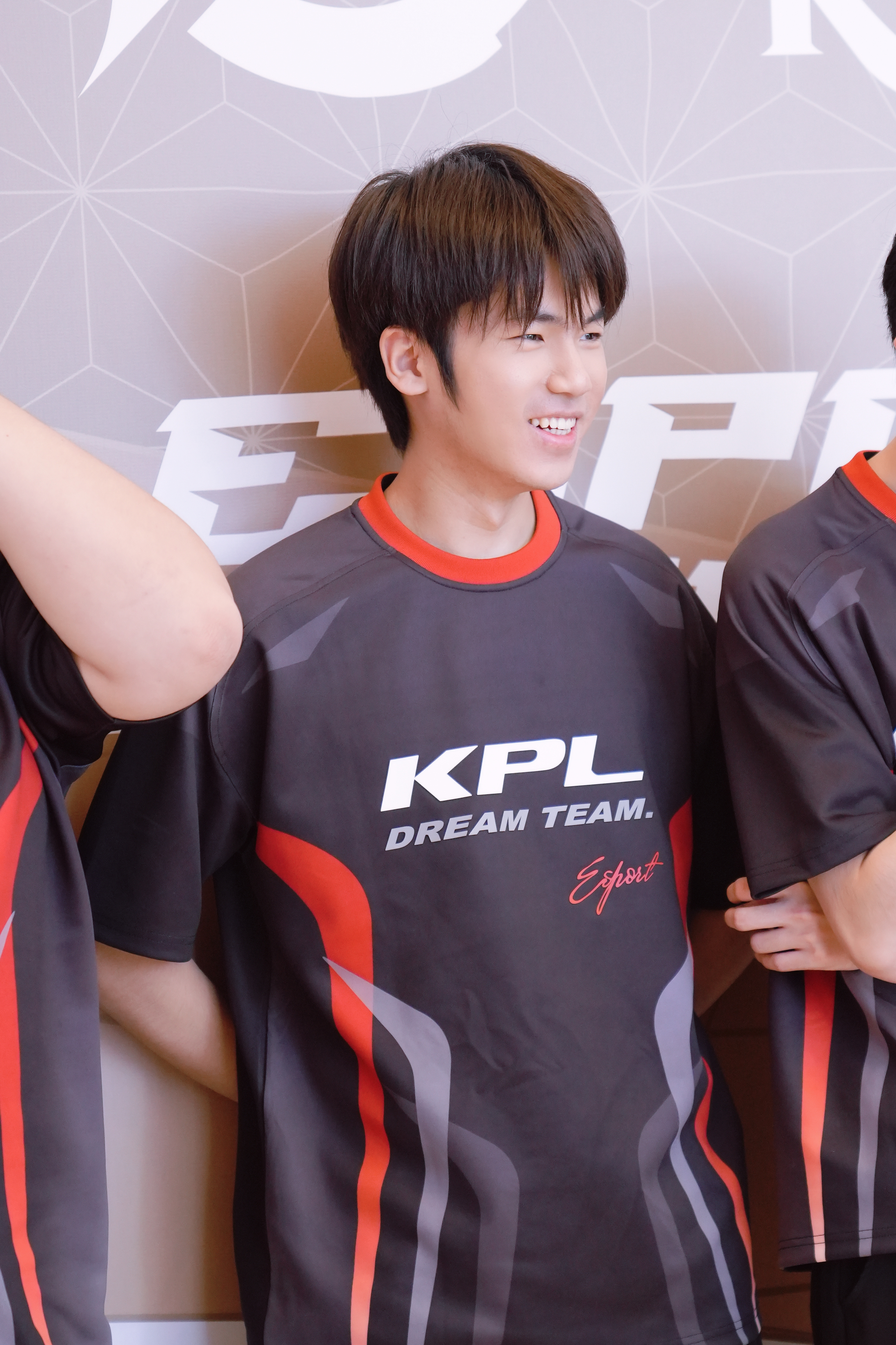 KPL梦之队战胜马来西亚LGD，斩获沙特电竞世界杯冠军