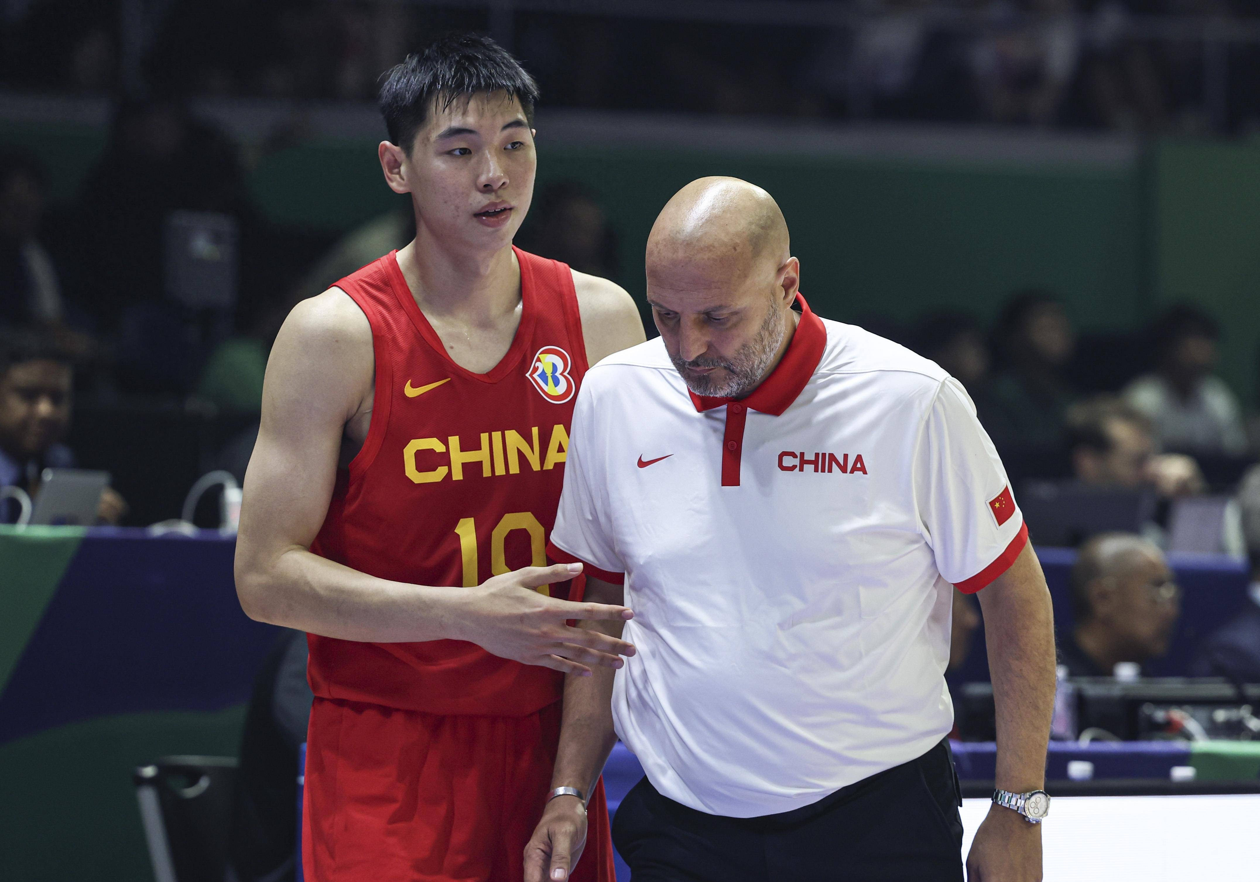 塞尔维亚篮球队全力冲刺，夺得金牌